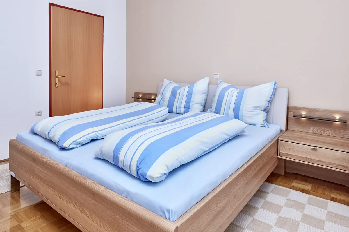 Schlafzimmer der Ferienwohnung Zwei mit Doppelbett