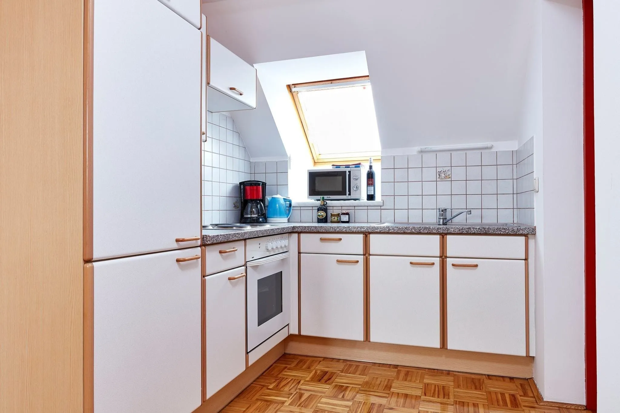 Küche der Ferienwohnung Drei mit Dachfenster