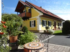 Terrasse der Ferienwohnungen am Ferien- und Kürbishof Majczan